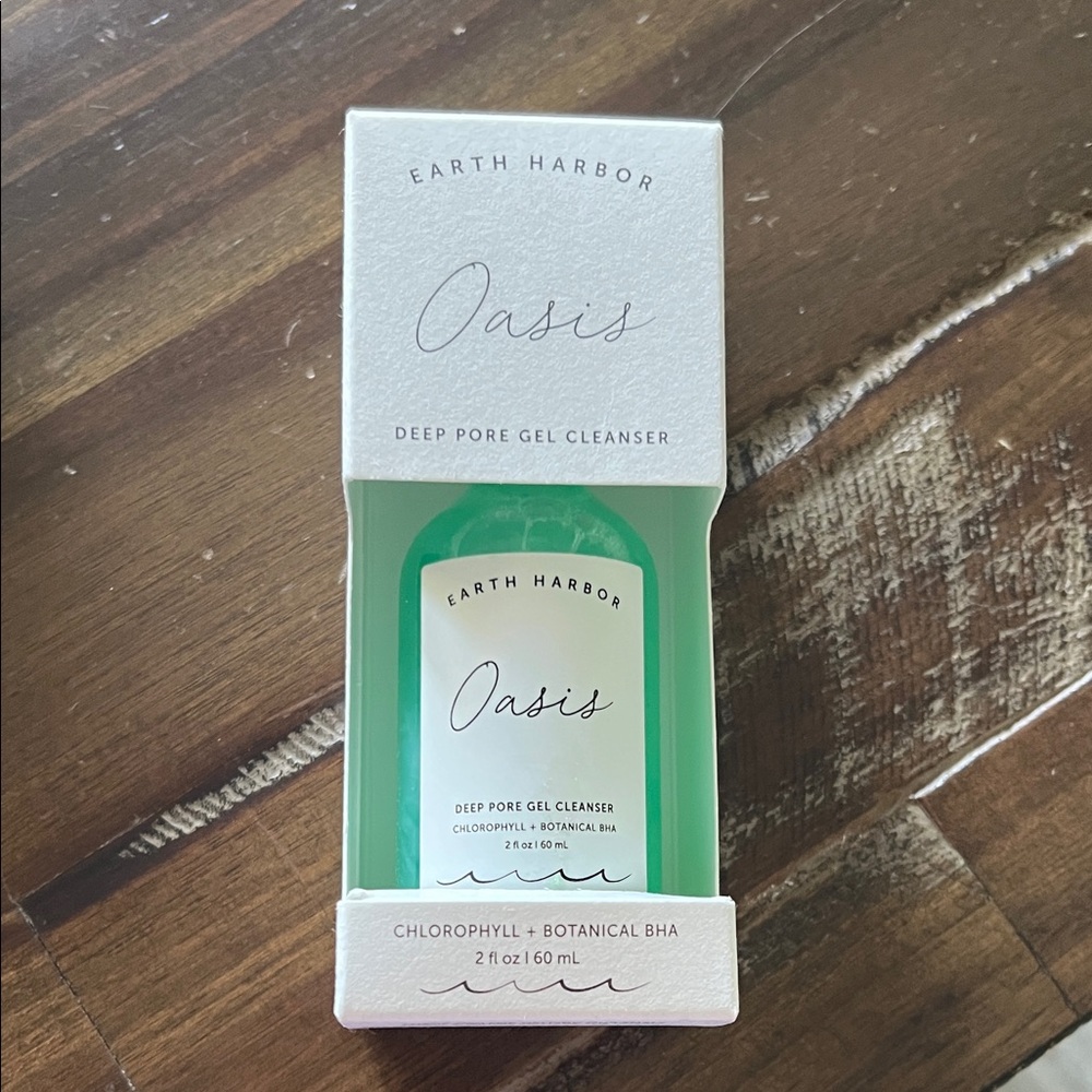 Earth Harbor Oasis Deep Pore Gel Cleanser - Green